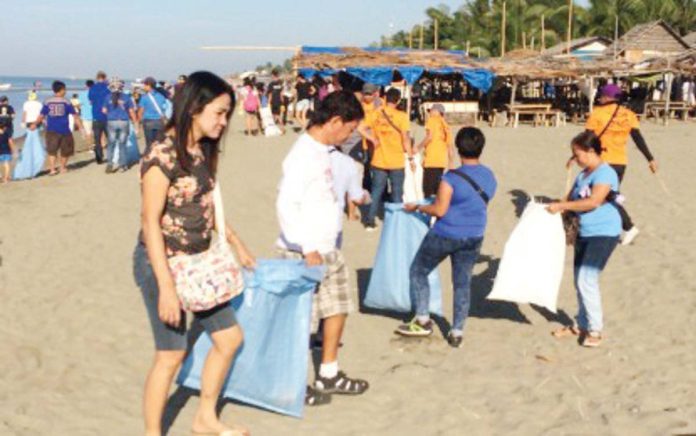 Iloilo City Government employees, residents and volunteers join the coastal cleanup held in the city’s coastal barangays. PNA FILE PHOTO