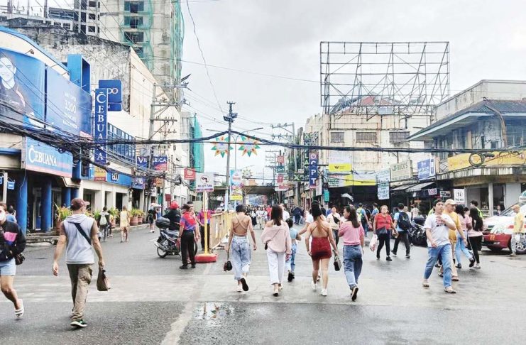 The Iloilo City Government urged Dinagyang revelers to use the designated garbage areas and be mindful of the city’s plants and greenery. Photo shows people walking on Iznart Street in City Proper district before the start of the Dinagyang Festival opening salvo on Jan. 10, 2025. ILOILO CITY TRAFFIC AND TRANSPORTATION MANAGEMENT OFFICE PHOTO