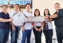 Bacolod City’s Mayor Alfredo Abelardo Benitez (third from left), other local officials and Pag-IBIG Fund representatives hand over the symbolic key to the Asenso Yuhum Residences in Barangay Vista Alegre to Emmanuel Villaera, president of the Building 1 Homeowners Association, on Saturday, Jan. 25, 2025. PNA PHOTO NANETTE L. GUADALQUIVER