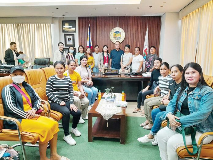 These 15 repatriated Ilonggo overseas Filipino workers thank the Iloilo provincial government for the P10,000 financial assistance they each received. According to Provincial Administrator Raul Banias, they suffered from maltreatment by their employers, got sick, or figured in an accident. PHOTO FROM PROVINCIAL ADMINISTRATOR DR. RAUL BANIAS