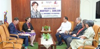 US Ambassador MaryKay Loss Carlson (second from left) exchanges views with Iloilo’s Gov. Arthur Defensor Jr. (third from left) at the provincial capitol on January 18, 2025. CAPITOL PHOTO