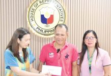 Dr. Kathy Fermin-Gorriceta personally hands over a P30,000 cash reward from Iloilo 2nd District’s Cong. Michael Gorriceta to taxi driver Anthony Aguirre of Barangay Amparo, Pavia, Iloilo, who returned P2.4 million in cash left by his passenger. Joining Aguirre at the congressman’s office is A&A Marie Taxi operator Aldrina Janobas. PHOTO FROM CONG. MICHAEL GORRICETA’S FACEBOOK PAGE