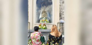 Devotees offer prayers, candles and flowers to the Marian image of Nuestra Señora de la Candelaria at the Jaro Metropolitan Cathedral in Jaro, Iloilo City. AJ PALCULLO/PN