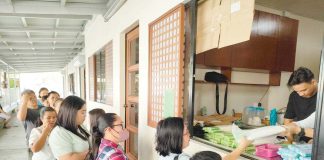 Devotees queue to buy perdon candles at the Libreria Candelaria of the Jaro Metropolitan Cathedral ahead of the February 2 feast of Nuestra Señora de la Candelaria (Our Lady of Candles), the patroness of Iloilo City’s Jaro district. AJ PALCULLO/PN