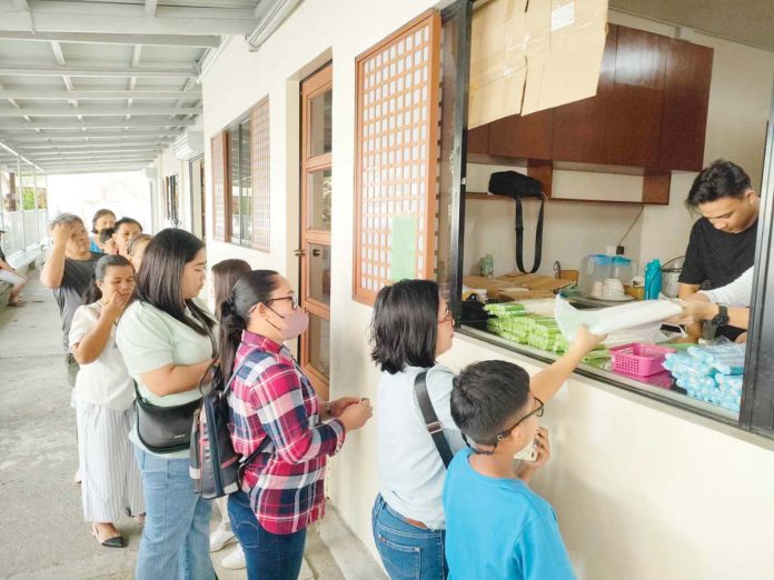 Devotees queue to buy perdon candles at the Libreria Candelaria of the Jaro Metropolitan Cathedral ahead of the February 2 feast of Nuestra Señora de la Candelaria (Our Lady of Candles), the patroness of Iloilo City’s Jaro district. AJ PALCULLO/PN