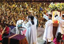 Priests lead Santo Niño devotees pray and chant “Viva Pit Señor!” during Dinagyang Festival’s Grand Religious Sadsad in front of the San Jose Placer Church in Iloilo City. PHOTO FROM THE JARO COMMISSION ON SOCIAL COMMUNICATIONS OF THE ARCHDIOCESE OF JARO