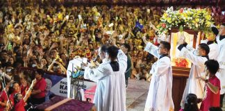 Priests lead Santo Niño devotees pray and chant “Viva Pit Señor!” during Dinagyang Festival’s Grand Religious Sadsad in front of the San Jose Placer Church in Iloilo City. PHOTO FROM THE JARO COMMISSION ON SOCIAL COMMUNICATIONS OF THE ARCHDIOCESE OF JARO