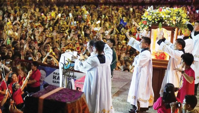 Priests lead Santo Niño devotees pray and chant “Viva Pit Señor!” during Dinagyang Festival’s Grand Religious Sadsad in front of the San Jose Placer Church in Iloilo City. PHOTO FROM THE JARO COMMISSION ON SOCIAL COMMUNICATIONS OF THE ARCHDIOCESE OF JARO