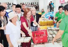 Poor beneficiaries in Batad, Iloilo receive food assistance from the Department of Social Welfare and Development’s Walang Gutom Program. DSWD Western Visayas Facebook Page