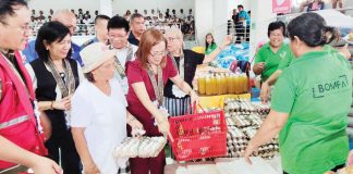 Poor beneficiaries in Batad, Iloilo receive food assistance from the Department of Social Welfare and Development’s Walang Gutom Program. DSWD Western Visayas Facebook Page