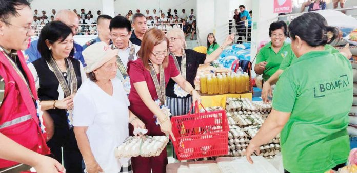 Poor beneficiaries in Batad, Iloilo receive food assistance from the Department of Social Welfare and Development’s Walang Gutom Program. DSWD Western Visayas Facebook Page