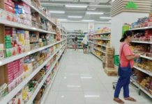 Customers buy food items at a supermarket in Bacolod City in this undated photo. Inflation rate for all income households in the highly-urbanized city slowed down to 2.4 percent in December, the Philippine Statistics Authority reported on Jan. 14, 2025. PNA BACOLOD FILE PHOTO