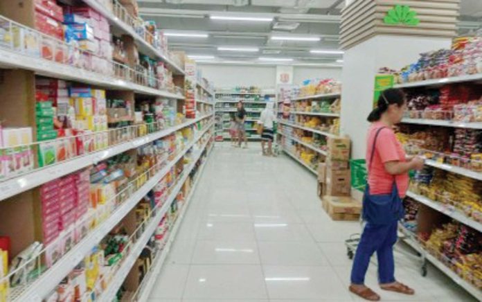 Customers buy food items at a supermarket in Bacolod City in this undated photo. Inflation rate for all income households in the highly-urbanized city slowed down to 2.4 percent in December, the Philippine Statistics Authority reported on Jan. 14, 2025. PNA BACOLOD FILE PHOTO