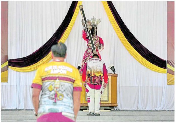 The traditional “Pahalik” for Nazareno 2025 started ahead of schedule on Monday night, January 6, 2025, as devotees began massing and lining up at the Quirino Grandstand. The “Pahalik” allows devotees to approach and touch, or dab hankies on the Black Nazarene, ahead of the massive Jan. 9 procession known as “Traslacion.” INQUIRER / RICHARD A. REYES