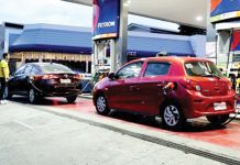 Oil firms announced on Monday, Jan. 27, 2025, that they will slash fuel prices beginning today, Jan. 28. Photo shows cars refueling in a gas station in Quezon City. PNA PHOTO BY BEN BRIONES