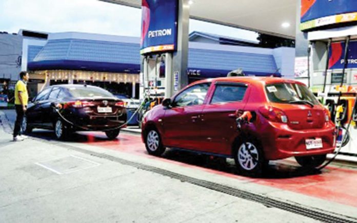 Oil firms announced on Monday, Jan. 27, 2025, that they will slash fuel prices beginning today, Jan. 28. Photo shows cars refueling in a gas station in Quezon City. PNA PHOTO BY BEN BRIONES