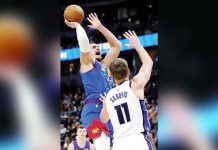 Denver Nuggets’ Nikola Jokic scores over the defense of Sacramento Kings' Domantas Sabonis. AP PHOTO