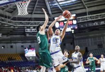 Magnolia Chicken Timplados Hotshots’ Zavier Lucero tries to score against the defense of Terrafirma Dyip’s Kemark Carino. PBA Photo