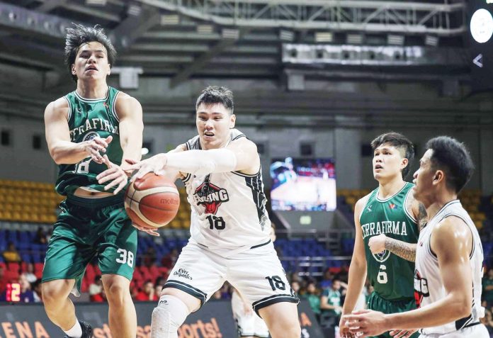 Bacolodnon Justin Chua of Blackwater Bossing tries to control the ball while being bothered by the defense of Terrafirma Dyip’s Brent Paraiso. PBA PHOTO