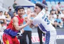 TNT Tropang Giga’s Henry Galinato gets tangled with Phoenix Fuel Masters' Renato Ular. PBA PHOTO