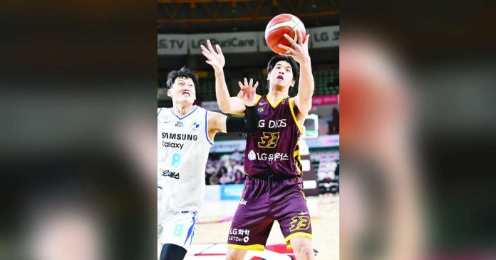 In Changwon LG Sakers’s victory over Seoul Samsung Thunders in the Korean Basketball League, Carl Tamayo tallied 24 points. KBL PHOTO