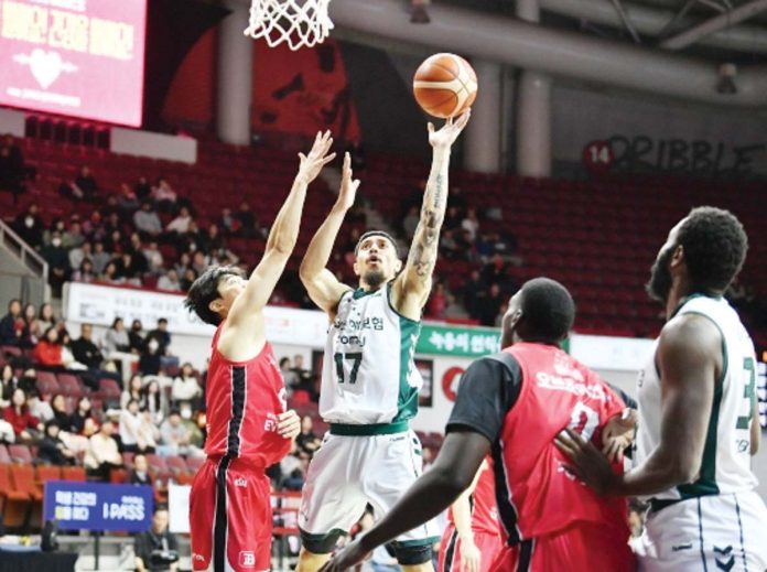 As the Promy improved to a 15-16 win-loss record in the ongoing Korean Basketball League, Ethan Alvano finished with 11 points during Promy’s game against the Anyang Jung Kwan Jang Red Boosters. KBL PHOTO