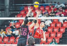 PLDT High Speed Hitters Mary Joy Baron scores against the defense of Akari Power Chargers’ Ivy Lacsina. PVL PHOTO