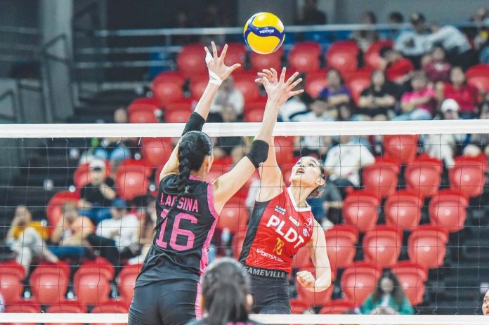 PLDT High Speed Hitters Mary Joy Baron scores against the defense of Akari Power Chargers’ Ivy Lacsina. PVL PHOTO