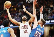 Cleveland Cavaliers center Jarrett Allen (31) drives to the basket against Oklahoma City Thunder center Isaiah Hartenstein (55). KEN BLAZE/REUTERS