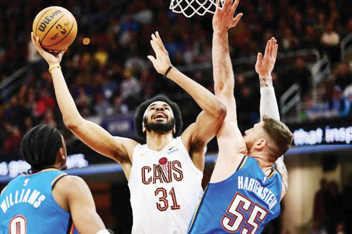 Cleveland Cavaliers center Jarrett Allen (31) drives to the basket against Oklahoma City Thunder center Isaiah Hartenstein (55). KEN BLAZE/REUTERS