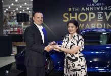 Landers Superstore Chief Transformation Officer Bill Cummings turns over the key to a brand-new Porsche 911 Carrera S to Ms. Ingrid Rose Panuncialman, a lucky winner from Landers Alabang, during the Grand Shop & Win Raffle Awarding Ceremony.