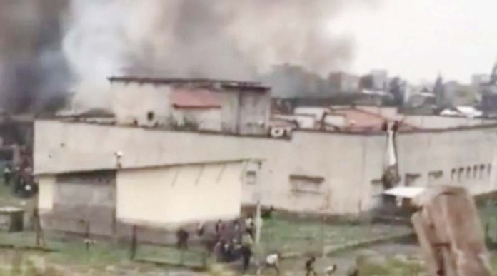 Footage from a jailbreak in Congo shows people fleeing from the building as black smoke rises into the air. BBC