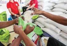 Residents buy cheap rice at a Kadiwa store at the Bureau of Plant Industry headquarters in Manila. JONATHAN CELLONA, ABS-CBN NEWS/FILE PHOTO