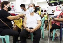 File photo shows a Quezon City health worker inoculating a resident against influenza and pneumococcal infection. INQUIRER FILE PHOTO