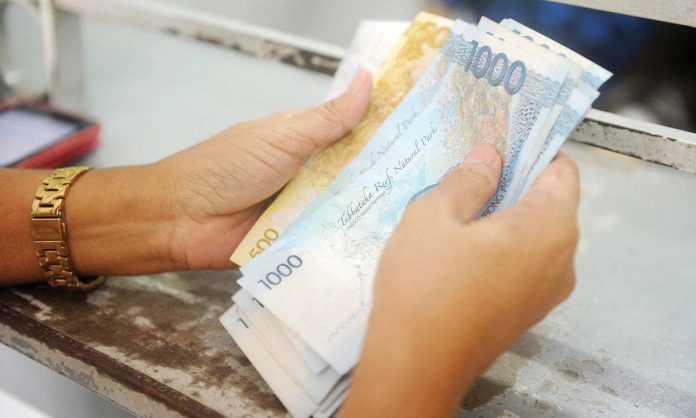 The Philippine peso on Feb. 14, 2025 bounced back to the 57-to-a-dollar level for the first time since December 26, 2024, when it finished at P57.97:$1. GMA NEWS FILE PHOTO