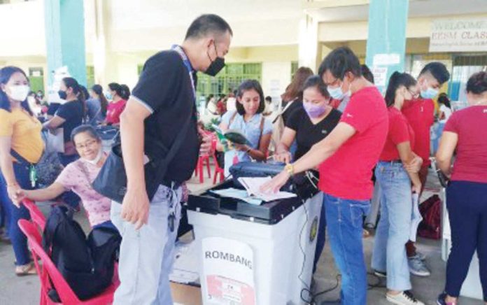 A total of 1,460 public school teachers in Antique will serve as members of the Electoral Board for the May 12, 2025 midterm elections. Photo shows teachers and non-teaching staff who served as Board of Election Inspectors during the May 9, 2022 polls. PNA FILE PHOTO BY ANNABEL CONSUELO J. PETINGLAY