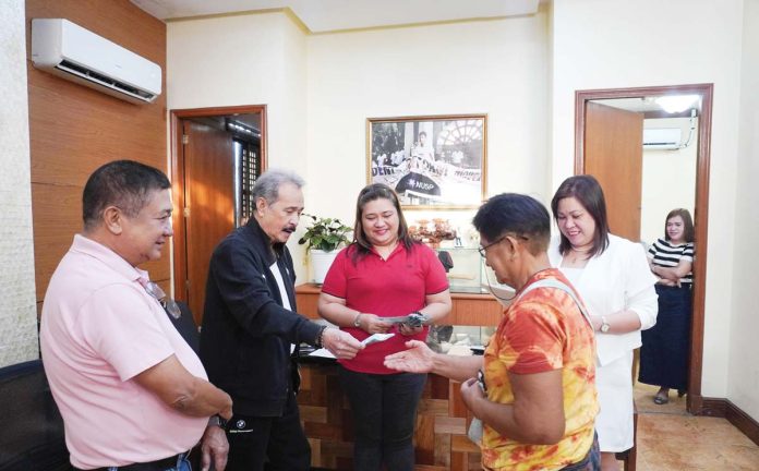 Gov. Fredenil Castro (second from left) handed P10,000 in cash assistance to a representative of one of the 12 families affected by the demolition in President Roxas, Capiz. CAPIZ PROV’L GOV’T COMMUNICATIONS GROUP/FB PHOTO