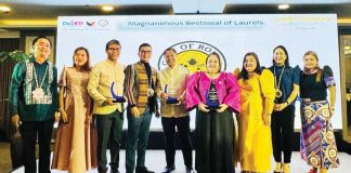 Roxas City’s Administrator Love Usison (fourth from right) received a plaque in recognition of the Roxas City Government’s invaluable support to the Department of Education (DepEd) Regional Office VI. Also in photo were DepEd Assistant Secretary Cilette Liboro Co, DepEd-6 Director Dr. Ramir Uytico, and DepEd-6 OIC Assistant Regional Director Dr. Miguel Mac Aposin. MAYOR RONNIE DADIVAS/FACEBOOK PHOTO