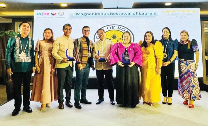 Roxas City’s Administrator Love Usison (fourth from right) received a plaque in recognition of the Roxas City Government’s invaluable support to the Department of Education (DepEd) Regional Office VI. Also in photo were DepEd Assistant Secretary Cilette Liboro Co, DepEd-6 Director Dr. Ramir Uytico, and DepEd-6 OIC Assistant Regional Director Dr. Miguel Mac Aposin. MAYOR RONNIE DADIVAS/FACEBOOK PHOTO