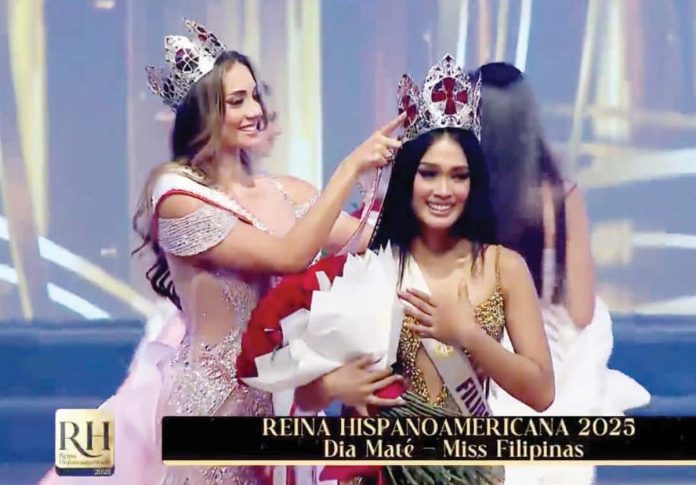 Maricielo Gamarra (left) from Peru crowned Dia Mate from the Philippines as her Reina Hispanoamericana successor on Monday, Feb. 10 (Manila time). SCREENGRABBED/REINA HISPANOAMERICANA