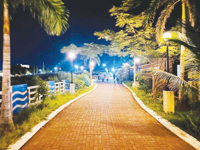 Iloilo Esplanade, a popular spot for leisurely strolls and scenic views, turned into a scene of distress on Feb. 10. A woman jogging near the Quirino Bridge along Muelle Loney Street in Iloilo City was robbed at knifepoint by five juvenile escapees from Balay Dalayunan, a city government-run halfway house for distressed youth in Bo. Obrero, Lapuz district. JERRY TREÑAS/FACEBOOK PHOTO