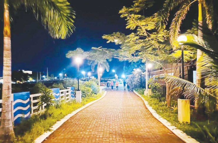 Iloilo Esplanade, a popular spot for leisurely strolls and scenic views, turned into a scene of distress on Feb. 10. A woman jogging near the Quirino Bridge along Muelle Loney Street in Iloilo City was robbed at knifepoint by five juvenile escapees from Balay Dalayunan, a city government-run halfway house for distressed youth in Bo. Obrero, Lapuz district. JERRY TREÑAS/FACEBOOK PHOTO