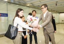 Hong Kong Tourism Board Executive Director Dane Cheng welcomes Miguel Linao (center) and his family as the millionth Filipino visitors to Hong Kong. HANDOUT/ABS-CBN NEWS