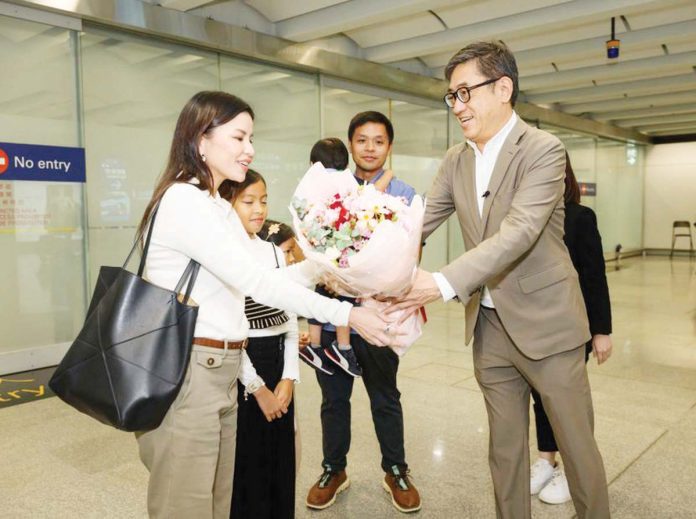 Hong Kong Tourism Board Executive Director Dane Cheng welcomes Miguel Linao (center) and his family as the millionth Filipino visitors to Hong Kong. HANDOUT/ABS-CBN NEWS