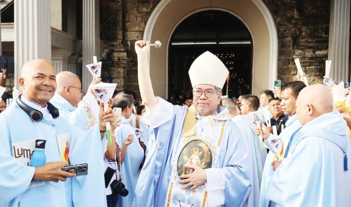 Hours before the announcement of his new appointment, new Archbishop of Jaro Midyphil Billones led a Solemn Pontifical Mass and the blessing of candles at the Jaro Metropolitan Cathedral to the mark the February 2 Solemnity of Our Lady of Candles, the patroness of Jaro and Western Visayas. This photo was from the Archdiocese of Jaro’s Commission on Social Communications Facebook Page.