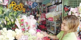 “We’ve been receiving numerous reservations since a week ago, and some customers are even buying in advance,” says florist Margie who runs a flower shop at the Iloilo Central Market as she girds for a surge in flower demand this Valentine’s Day.