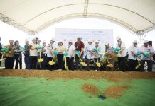 Metro Pacific Water (MPW) president Andrew B. Pangilinan, Metro Pacific Investments Corporation (MPIC) chairman Manny V. Pangilinan, Interior Secretary Jonvic Remulla, Mayor Jerry Treñas, and Gov. Arthur Defensor Jr. lead the groundbreaking ceremony for MPW’s P5.5-billion desalination plant in Barangay Ingore, La Paz, Iloilo City.