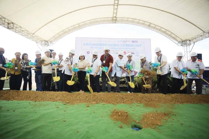 Metro Pacific Water (MPW) president Andrew B. Pangilinan, Metro Pacific Investments Corporation (MPIC) chairman Manny V. Pangilinan, Interior Secretary Jonvic Remulla, Mayor Jerry Treñas, and Gov. Arthur Defensor Jr. lead the groundbreaking ceremony for MPW’s P5.5-billion desalination plant in Barangay Ingore, La Paz, Iloilo City.