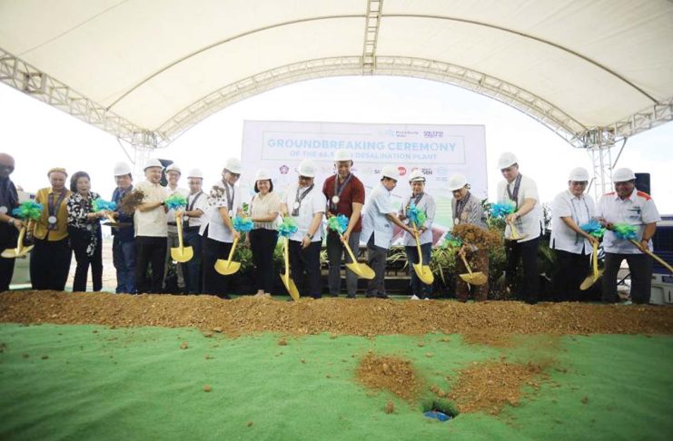 Metro Pacific Water (MPW) president Andrew B. Pangilinan, Metro Pacific Investments Corporation (MPIC) chairman Manny V. Pangilinan, Interior Secretary Jonvic Remulla, Mayor Jerry Treñas, and Gov. Arthur Defensor Jr. lead the groundbreaking ceremony for MPW’s P5.5-billion desalination plant in Barangay Ingore, La Paz, Iloilo City.