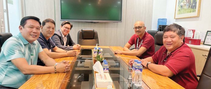 MORE Electric and Power Corporation’s president and chief executive officer Roel Z. Castro (rightmost) and Chief Operations Officer Engr. Bailey Del Castillo (second from right) meet with Meralco Industrial Engineering Services Corporation president Richard Ochava, Chief Operations Officer Wilfredo Bernardo, and Engineering, Procurement, Construction Business Unit head Sam Montoya.